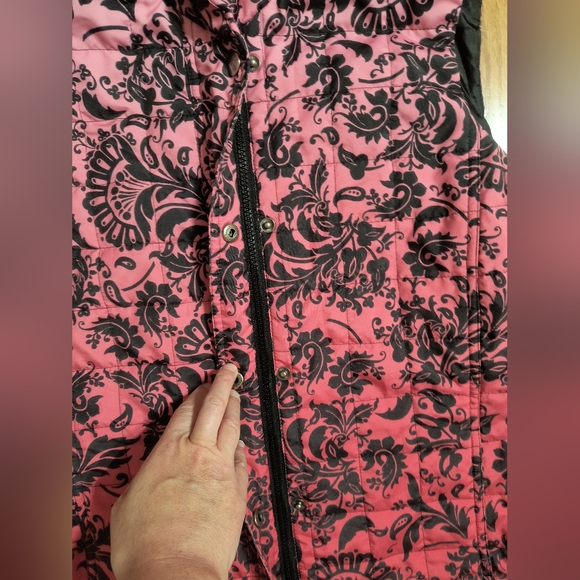 Jones New York ombre Paisley print puffer vest, women's medium, pink/black - Picture 4 of 10